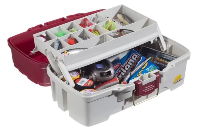 Ящик PLANO 6201 с одноуровневой системой хранения приманок и двумя боковыми отсеками на крышке