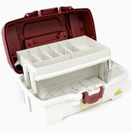 Ящик PLANO 6201 с одноуровневой системой хранения приманок и двумя боковыми отсеками на крышке